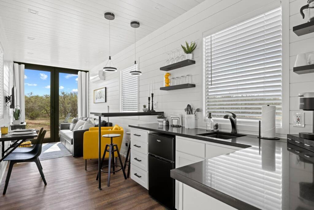 New The Yellow Beacon-Luxury Shipping Container Fredericksburg Eksteriør bilde