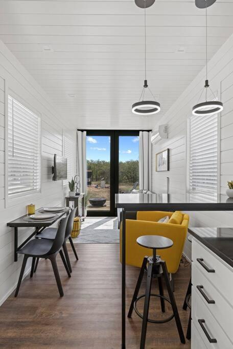 New The Yellow Beacon-Luxury Shipping Container Fredericksburg Eksteriør bilde